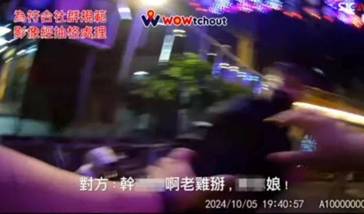 蘇姓騎士拿安全帽爆打行人，被害人用手揮擋。翻攝畫面