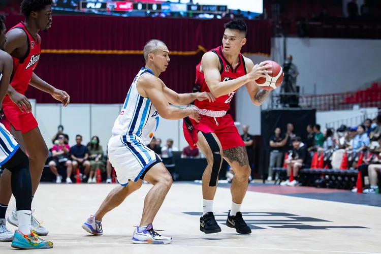 陳范柏彥(右)對前東家砍進17分。PLG