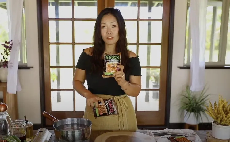 「白湯匙」廚師金璿京於個人YT頻道中展示阿舍經典系列的創意料理烹煮教學。圖片擷取自金璿京Youtube/Seonkyoung Longest