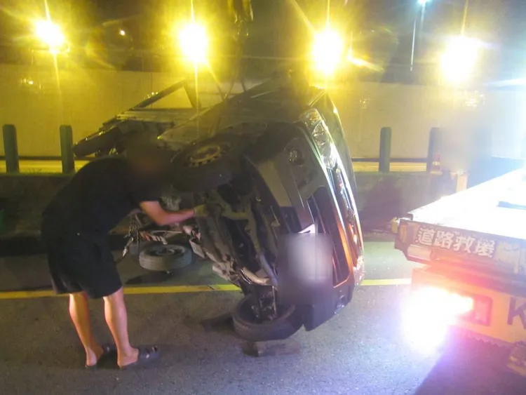 盧姓老伯˙駕駛小貨車被逆向轎車撞翻。讀者提供