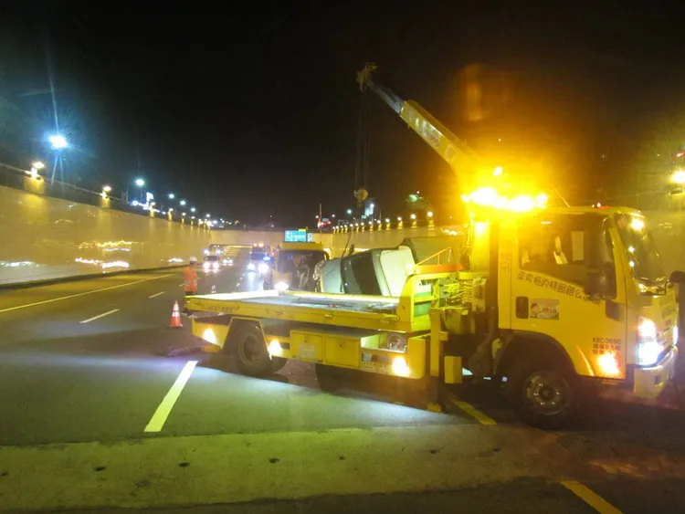 盧姓老伯全身擦挫傷、自行脫困，吊車前來排除事故現場。讀者提供