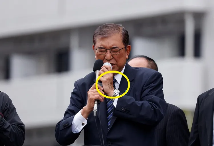 日本首相石破茂助選時，還特別將演講重點寫在手上（黃圈）。路透社