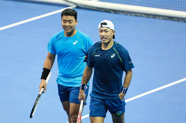 許育修（右）和韓國好友鄭允成（左）再度合拍可惜不敵法國強敵止步。海碩盃提供