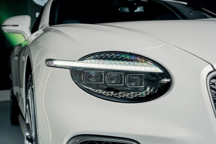 全新矩陣式頭燈包含120顆LED，水平式燈眉成為最顯眼的特色。業者提供