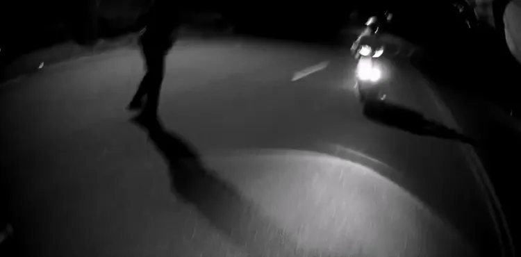 警方說，女騎士有衝撞警員之嫌，警方才持電擊器發出電弧聲警示。警方提供