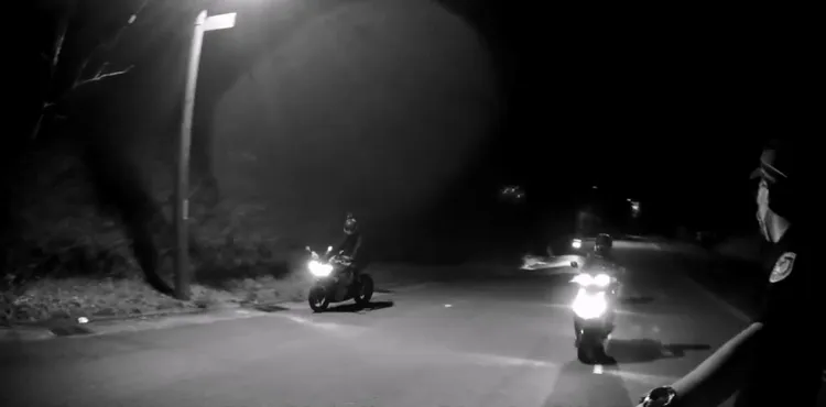 警方當時在華山路攔查疑似飆車競速的機車。警方提供