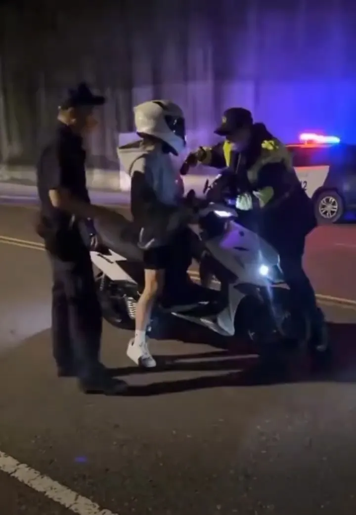 女騎士被警方持電擊器攔下來。翻攝Threads