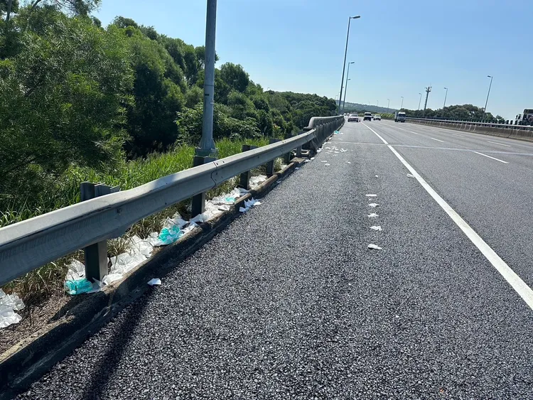 掉落衛生紙的小貨車，可處3000至18000元罰鍰。民眾提供