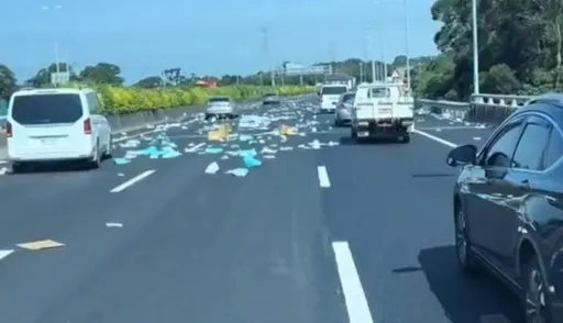 國3台中段衛生紙滿天飛 貨物掉落惹禍!小貨車最重恐噴1.8萬元