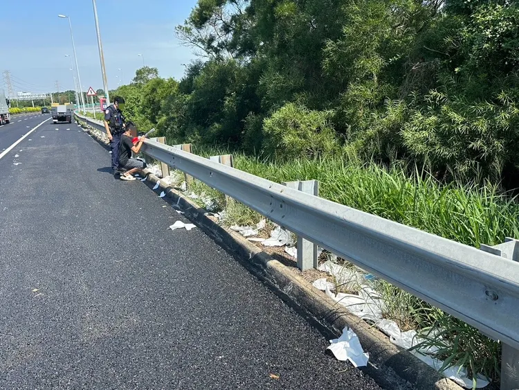 國道警方獲報後通知相關單位到場排除。民眾提供
