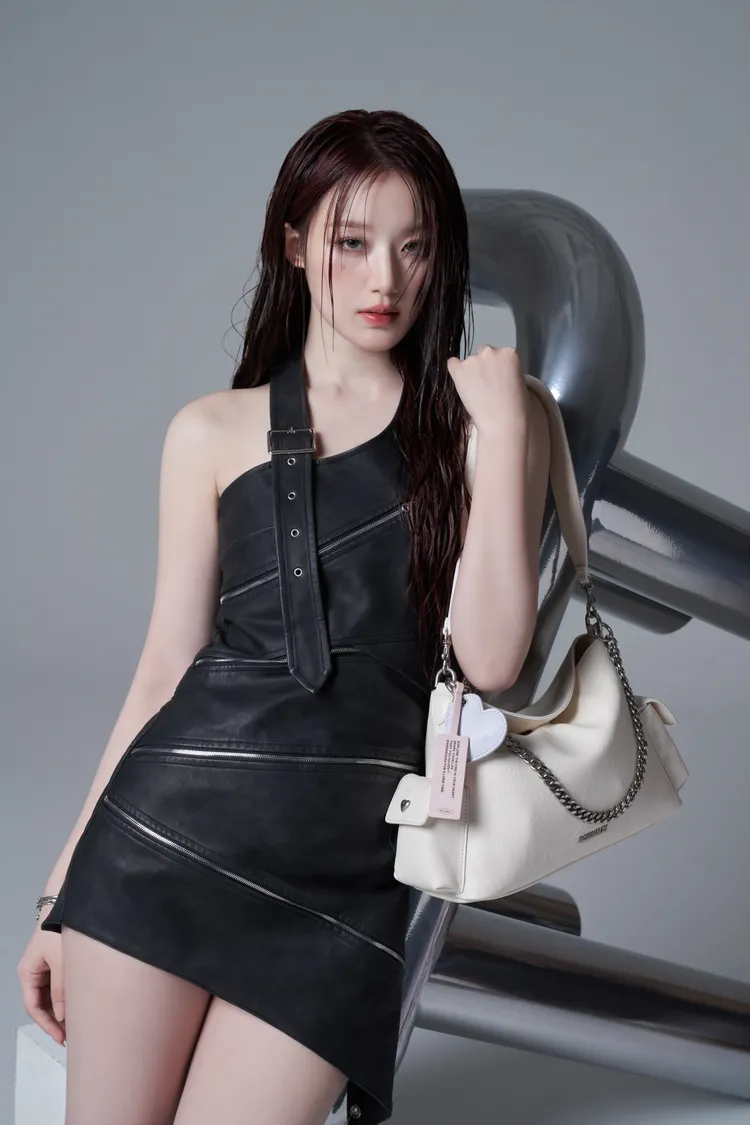 葉舒華選搭白色款Heartbeat肩背包。品牌提供