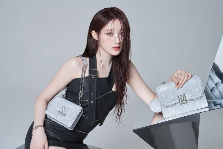 葉舒華搭配丹寧款式的Elly雙層斜背包、Elly斜背包。品牌提供