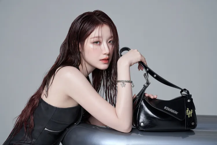 葉舒華演繹黑色My Fate肩背包。品牌提供