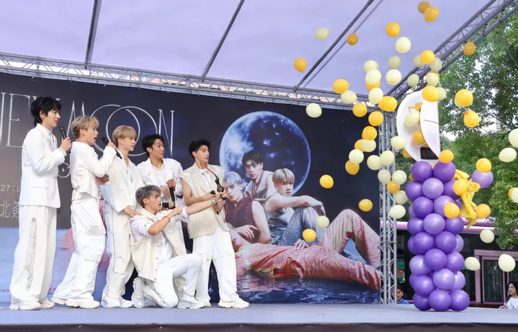 哲言重現《一起看月彎彎》MV中，帥氣弓箭手模樣來射破月亮氣球橋段。莊宗達攝