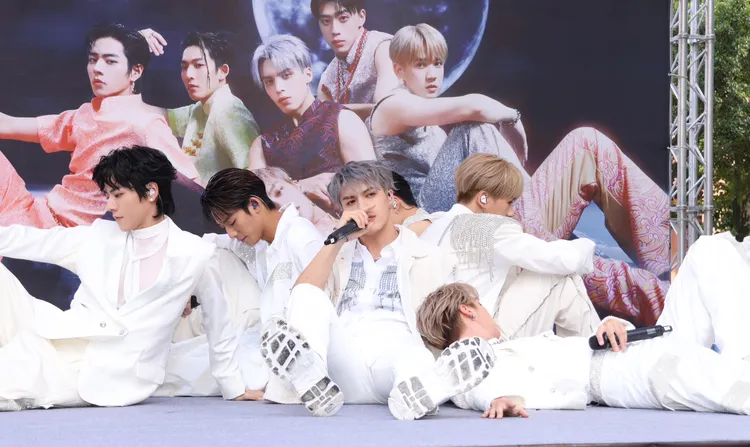 人氣男團Ozone簽唱會賣力唱跳，粉絲興奮落淚追星。莊宗達攝