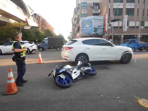 台中瑪莎拉蒂休旅車闖紅燈撞傷機車騎士 惡劣!肇事駕駛竟酒駕