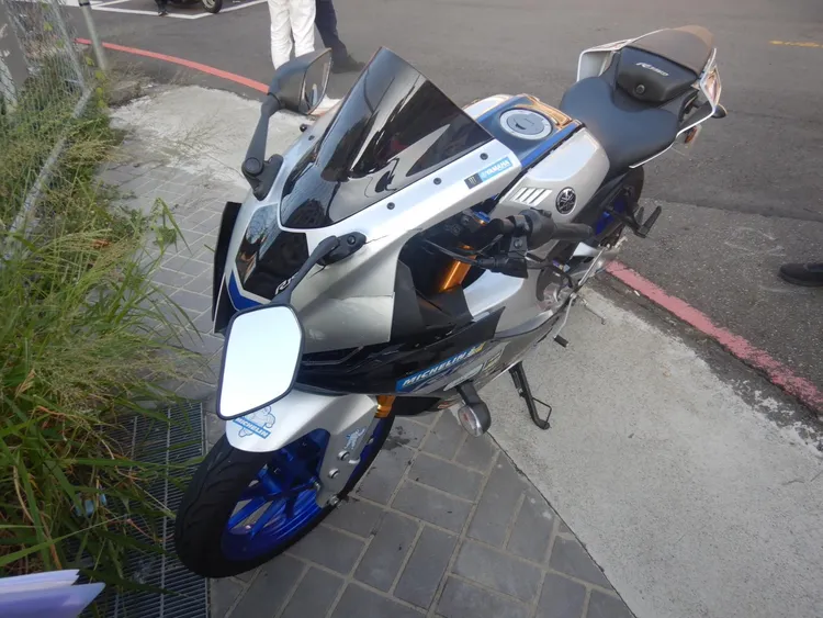 陳姓騎士遭酒駕又闖紅燈的瑪莎拉蒂撞上。民眾提供