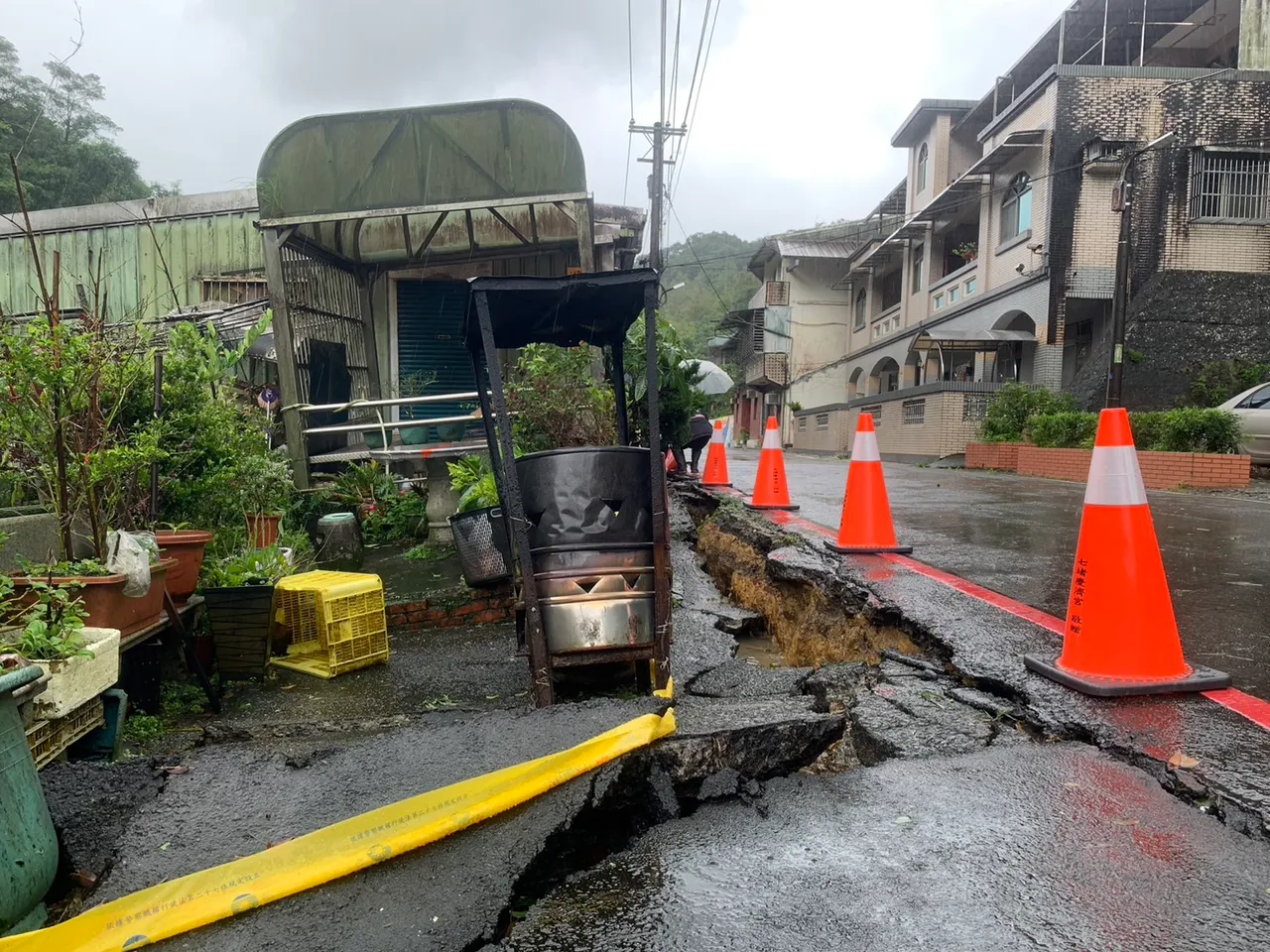 康芮挾雨彈!基隆七堵民宅「地基下陷」 區公所緊急協助撤離|壹蘋新聞網