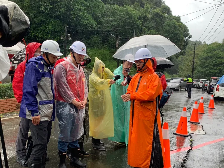 市長謝國樑接獲通報後，今天下午前往華新二路勘災。葉先鵬攝