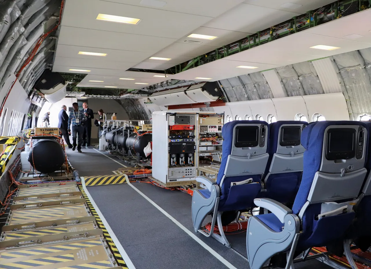 波音展示777X客機機艙。路透