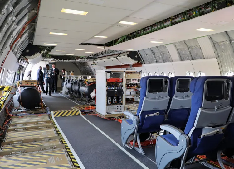 波音展示777X客機機艙。路透