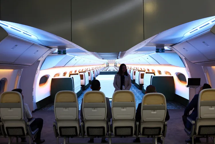 777X客機的賣點是寬機體。路透