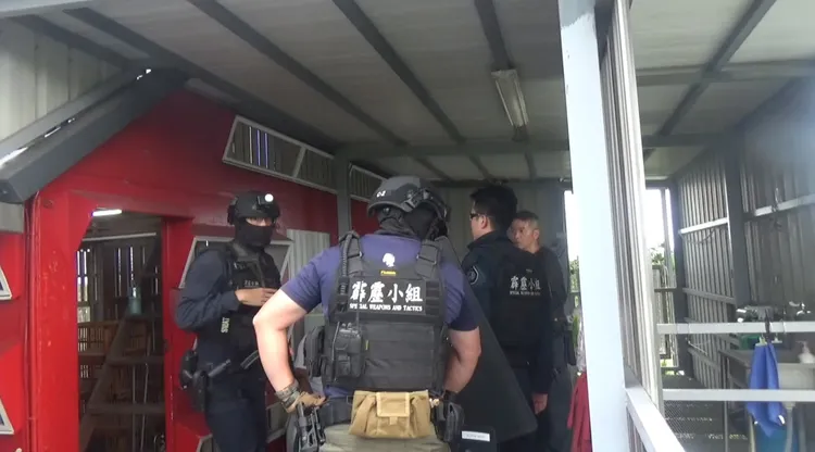 雲林33歲徐姓男子被虐死，檢警出動特勤警力前往屏東內埔案發現場攻堅逮人。民眾提供