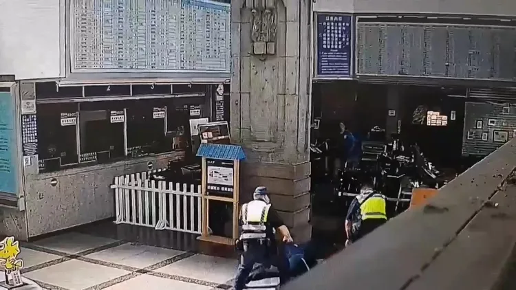 蔣男被警方壓制在地。民眾提供