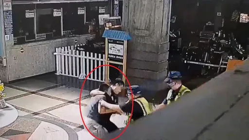 台中火車站驚見25歲男持刀揮舞 路人嚇壞!警所長大外割霸氣壓制