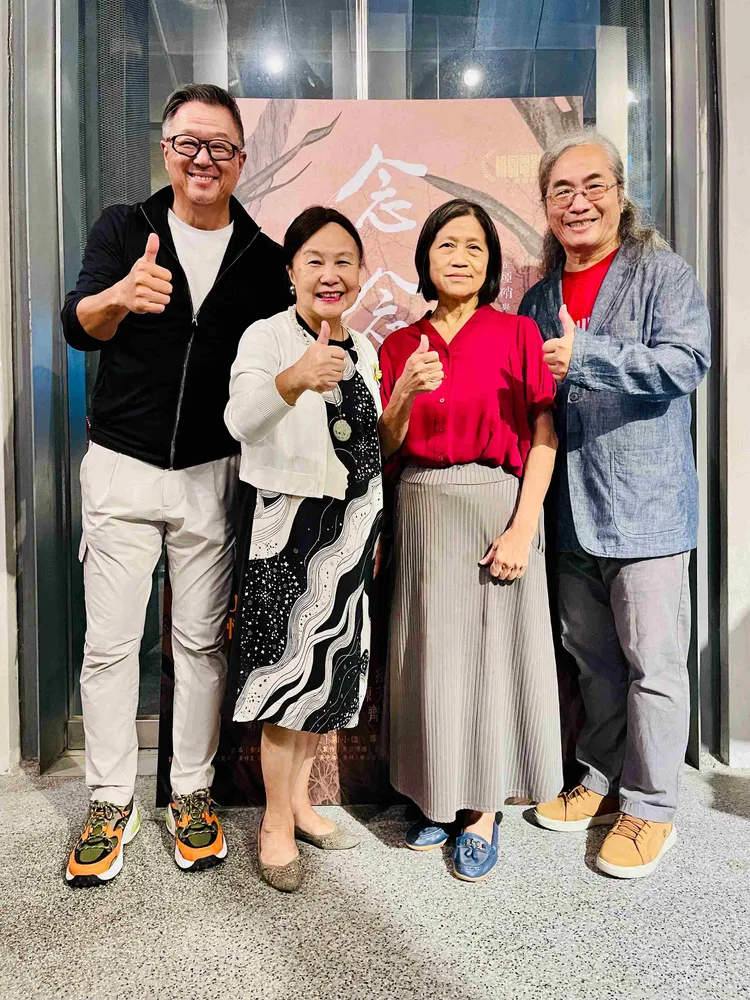 「眷村達人」王偉忠（左）也來觀賞首映會。海鵬影業提供