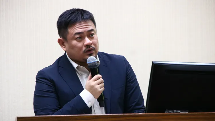 民進黨立委洪申翰揭露，僑生來到台灣後，護照及居留證等重要證件，遭學校以擔心學生弄丟為由扣走。洪申翰辦公室提供