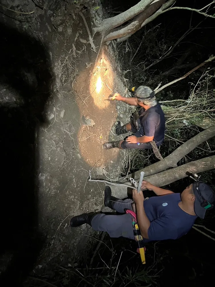 屏東分署同仁與部落族人一同拆除套索。林保署提供