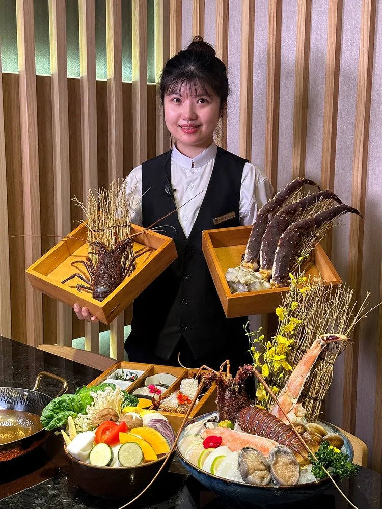 匠極緻鍋物「龍王七品盛合」，以限量方式呈現，集結稀有深海4L級帝王蟹腿與澳洲活體水姑娘龍蝦等七種頂級食材。業者提供