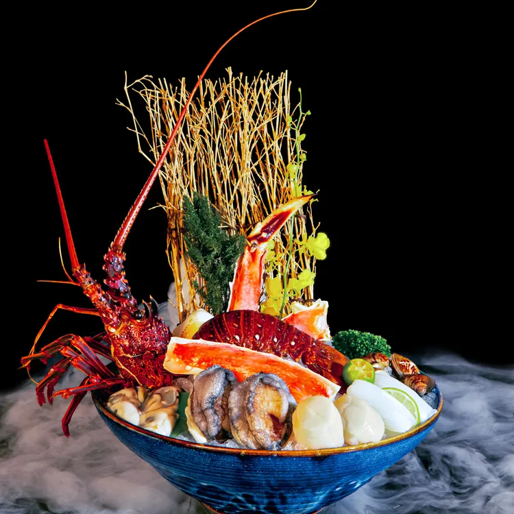 「匠極緻鍋物」5月推出帝王蟹鍋物以來，銷售穩定增長，每月增幅約15%，已累計售出近千套。業者提供