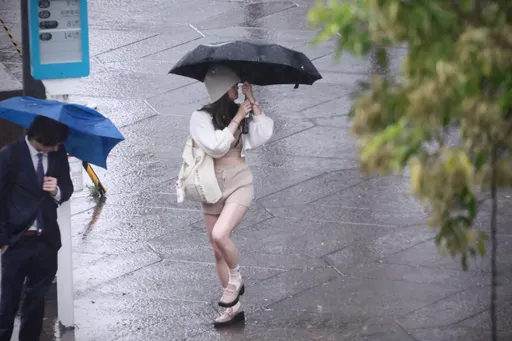 台北這次颱風假放對了 雨大到「往窗戶砸」半夜睡不著嚇壞