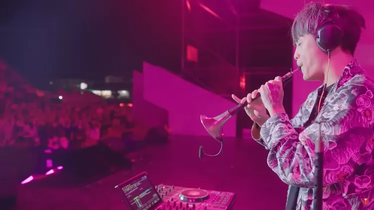 嗩吶哥阿聖上台表演。翻攝自SHENG Music YT頻道