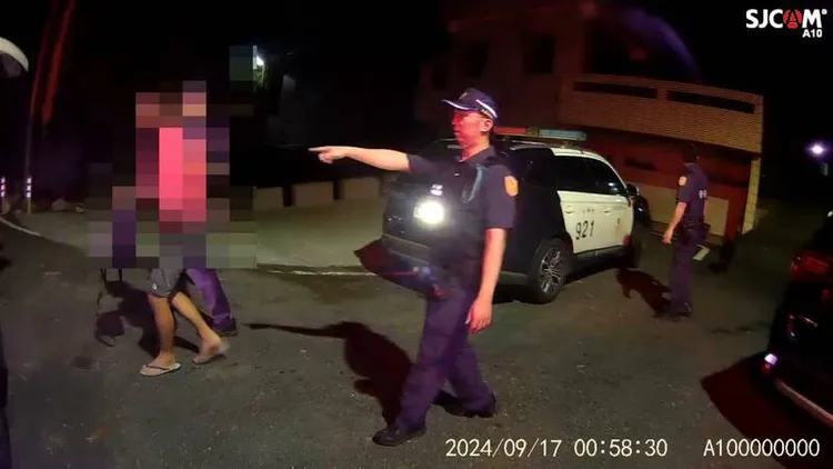 劉男今年2月持雙刀刺傷父，9月中秋節當天凌晨又拿鐵斧要砍殺他。資料照片