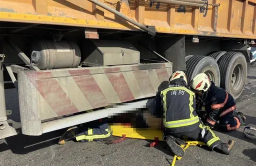 畫面曝光！電動二輪車遭砂石車輾壓　彰化女騎士右腿斷肢慘死