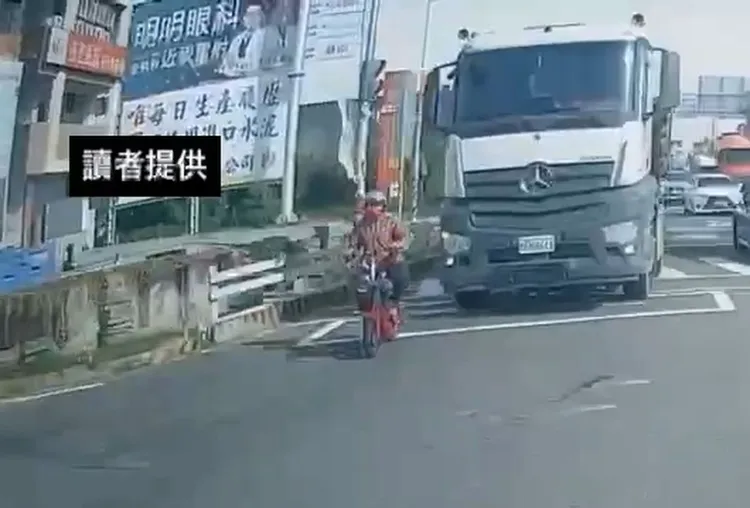 砂石車與電動車起步後，電動車突靠左行駛，慘遭砂石車輾過。翻攝「記者爆料網」