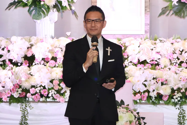 何戎靈堂致詞。莊宗達攝