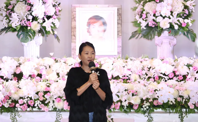 六月現身靈堂。莊宗達攝