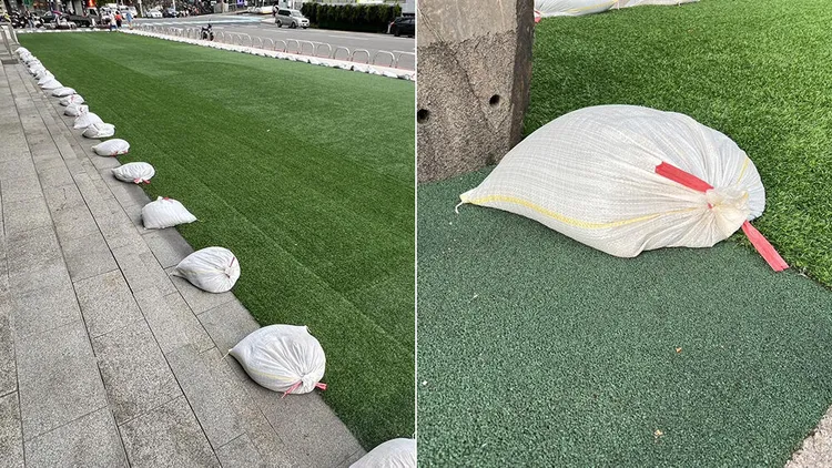 基隆文化中心前人工草皮用沙包壓好壓滿。翻攝自鄭文婷臉書