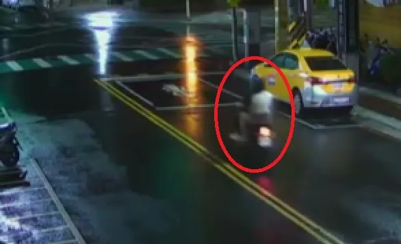 屋主曾男(機車後座)「男扮女裝」穿著短裙到派出所報案，被警方認出曾涉入一起縱火案未出庭，當場逮人。翻攝畫面