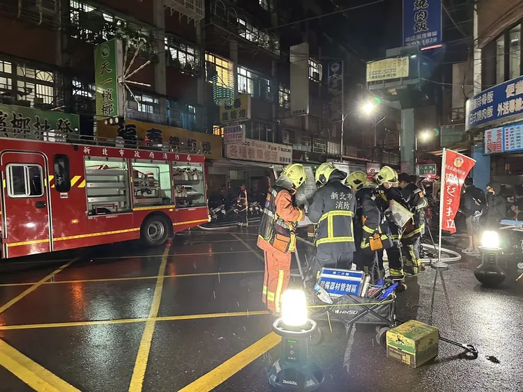 屋主曾男「男扮女裝」到派出所報案，被警方認出曾涉入一起縱火案未出庭，當場逮人。翻攝畫面