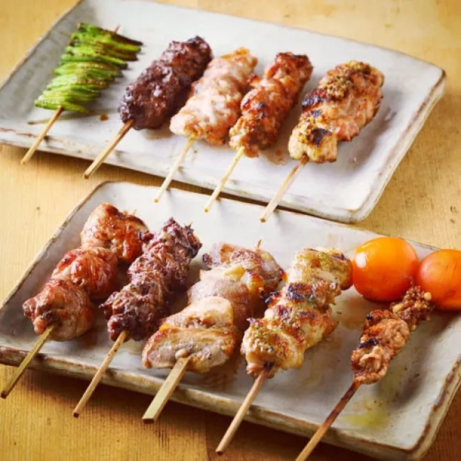 赴日旅遊必吃的串燒，旅遊平台推薦曾入選過「2023 Tabelog燒鳥東京百名店」的白金酉玉本館。KKday提供