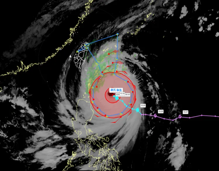 「追風計畫」針對第21號康芮颱風之投落送飛航觀測路徑及投落送觀測資料。氣象署提供