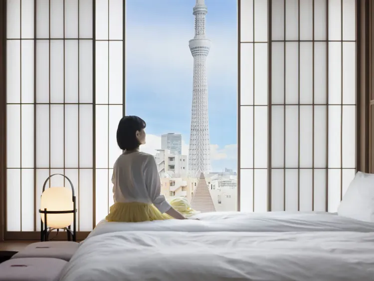 「OMO3 淺草 by 星野集團」城市景觀房開窗就能飽覽夢幻晴空塔，步行1分鐘即達淺草寺雷門。業者提供