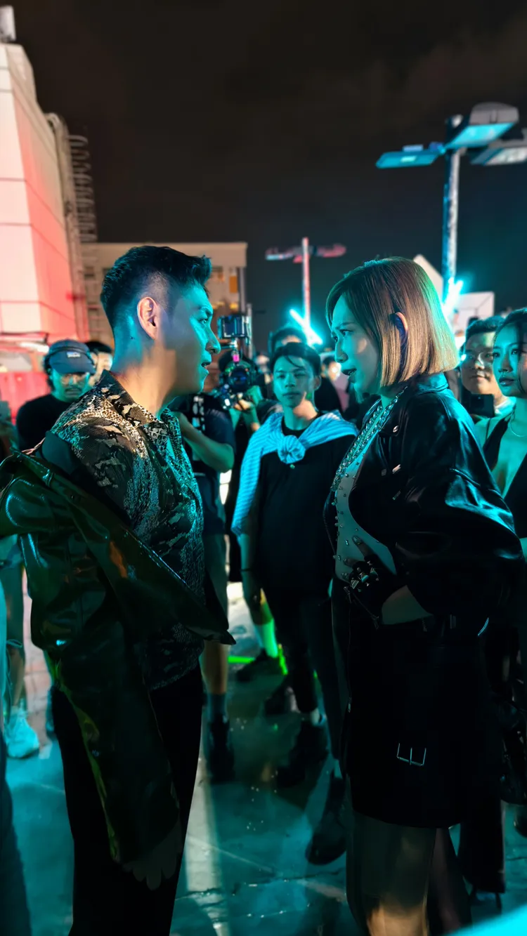 瑪菲司（右）險招架不住鄭人碩電眼。圖／菲娛樂文創提供