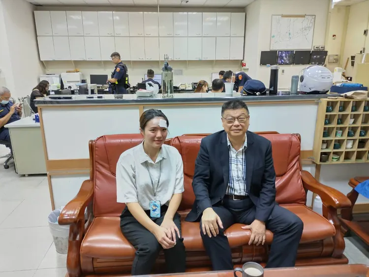 董座杜微（右）至台中站關心案情與慰問受傷的售票員。台鐵提供