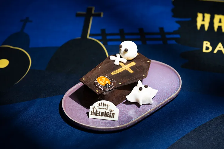 以翻糖製成的4吋造型蛋糕「萌鬼精靈」搭配巧克力棺材，每個480元。業者提供